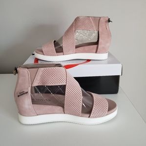 NWT Blondo Cassie wedge suede sandals. Blush color!
